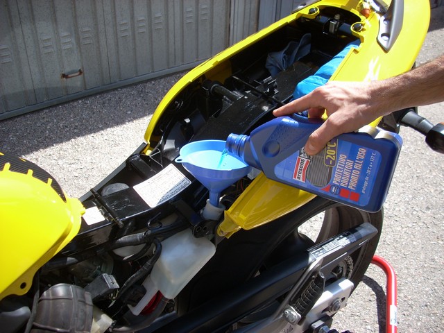 Cambio liquido radiatore honda hornet #6